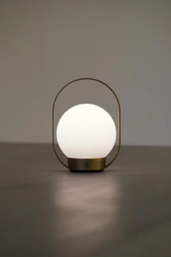 Antidark Palla genopladelig bordlampe, poleret messing
