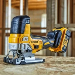 Dewalt 18V XR DCS335N-XJ stiksav, med stavhåndtag, uden batteri