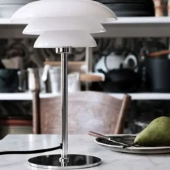 Dyberg Larsen DL20 bordlampe, krom/opal