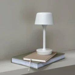 Dyberg Larsen Flow genopladelig bordlampe, beige