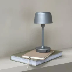 Dyberg Larsen Flow genopladelig bordlampe, grå