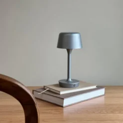 Dyberg Larsen Flow genopladelig bordlampe, grå