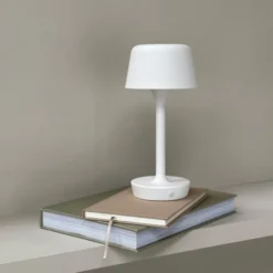 Dyberg Larsen Flow genopladelig bordlampe, hvid