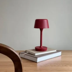 Dyberg Larsen Flow genopladelig bordlampe, rød