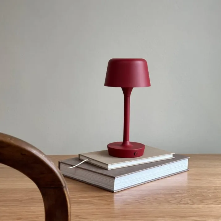 Dyberg Larsen Flow genopladelig bordlampe, rød