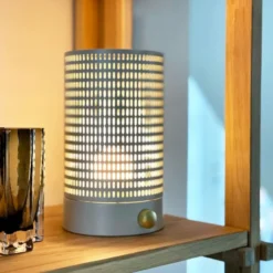 Dyberg Larsen Mesh genopladelig bordlampe, hvid