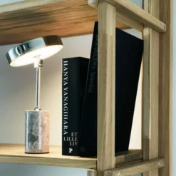 Dyberg Larsen Starlight genopladelig bordlampe, grå marmor