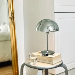 Dyberg Larsen Stockholm genopladelig bordlampe, krom