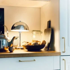 Dyberg Larsen Stockholm genopladelig bordlampe, krom
