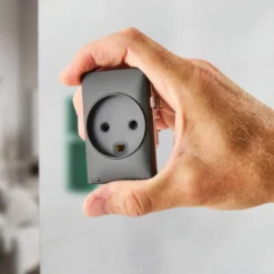 Fesh Curveline stikkontakt med jord, 1,5 modul, grå