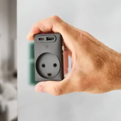 Fesh Curveline stikkontakt med jord og dobbelt USB, 1,5 modul, grå