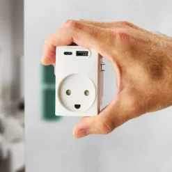 Fesh Curveline stikkontakt med jord og dobbelt USB, 1,5 modul, hvid