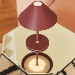Halo Design Hygge genopladelig bordlampe, H20 cm, mørkerød