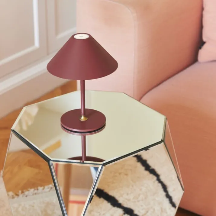 Halo Design Hygge genopladelig bordlampe, H20 cm, mørkerød