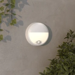 4lite Pylus Round udendørs væglampe med sensor, halvskærm, hvid