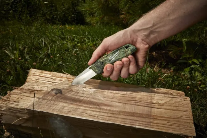 Milwaukee Fastback Camo foldekniv, glat klinge