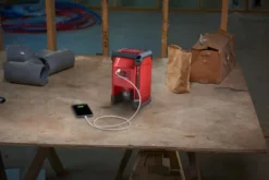 Milwaukee M12 RCDAB+-0 radio og lader