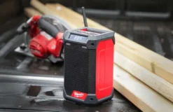 Milwaukee M12 RCDAB+-0 radio og lader