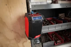 Milwaukee M12 RCDAB+-0 radio og lader