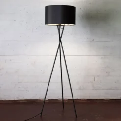 Nielsen Light Uptown gulvlampe, sorte ben og sort skærm