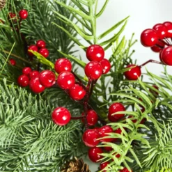 Nordic Winter julekrans med bær & nåle