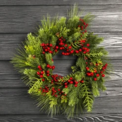 Nordic Winter julekrans med bær & nåle