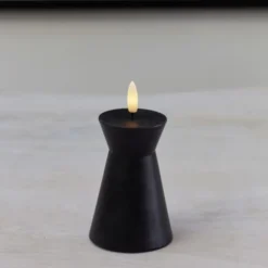 Sirius Sille Nordic Sculpture Kegle kunstig stearinlys, sort